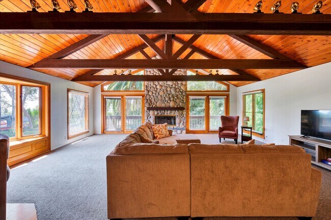 Building Photo - 5-Bedroom Home in Desirable Friendly Hills...