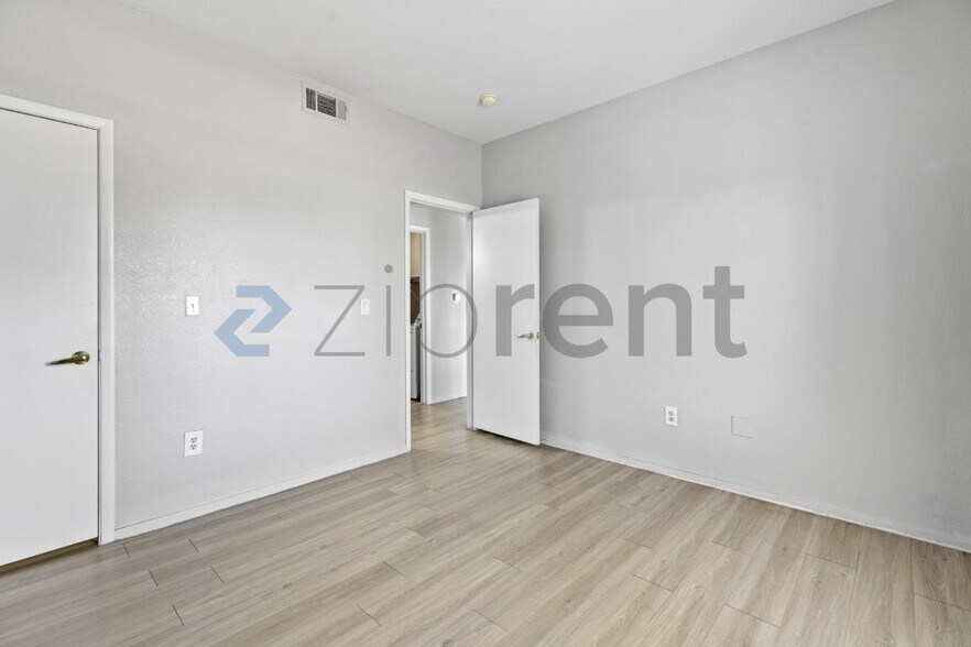 Building Photo - Unit