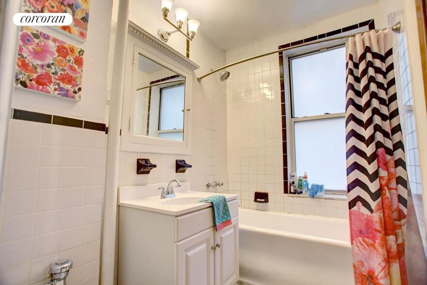 Building Photo - 250 W 104th St