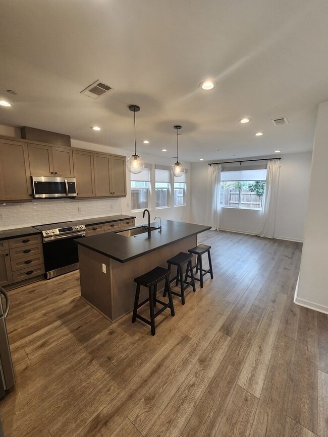 Building Photo - 3 bedroom 2.5 bath townhouse
