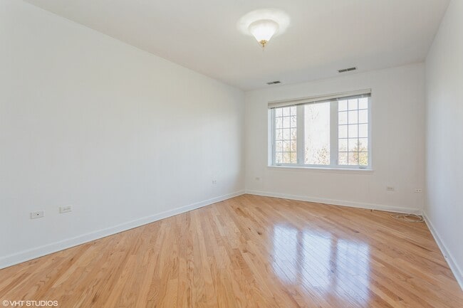 Building Photo - 2660 Summit Dr