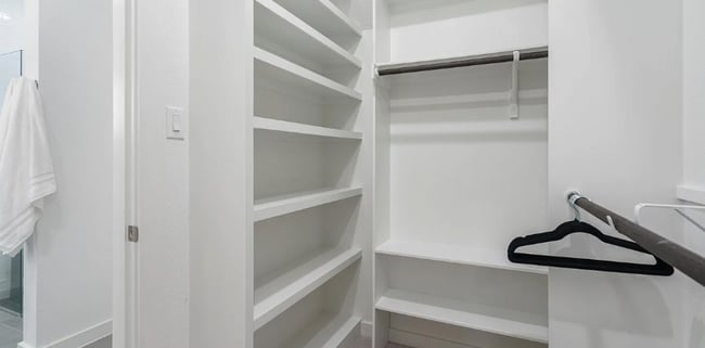 Building Photo - lovely turnkey 3bd fenced in yard