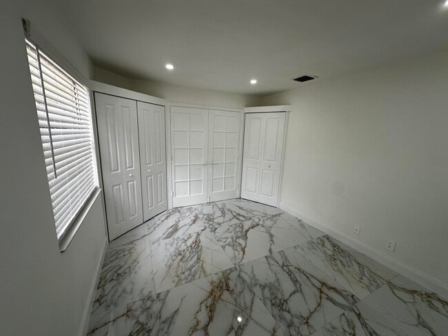 Building Photo - 2173 Discovery Cir W