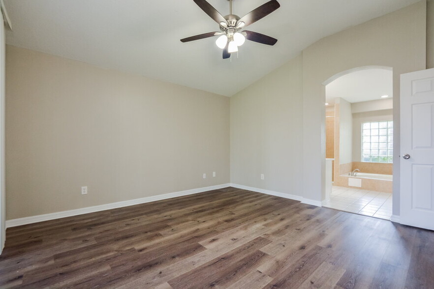 Building Photo - 2294 Lake Pointe Cir