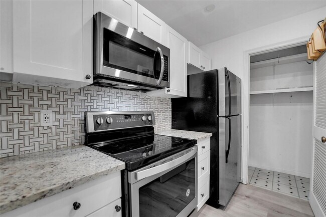 Building Photo - 301 Croton Ave