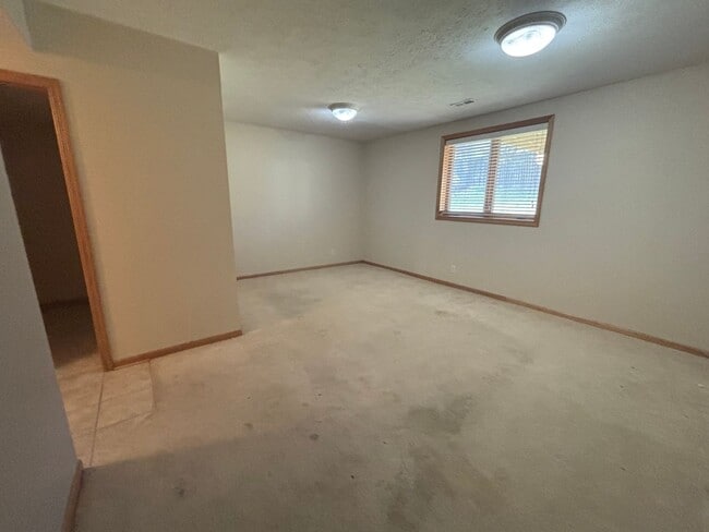 Building Photo - Spacious 3 bed / 2.5 bath Townhome in Millard