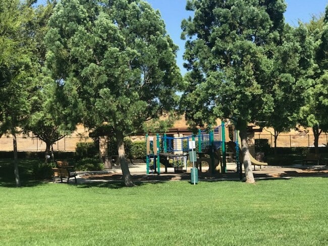 Building Photo - Gated Community!