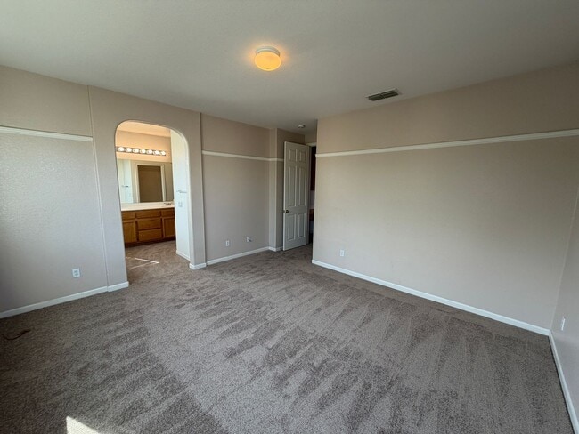 Building Photo - Spacious Home in Quiet Area