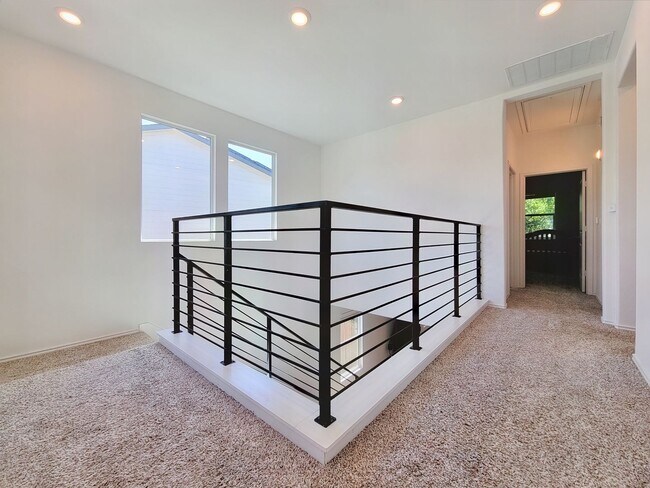 Building Photo - Spacious 4-Bedroom, 3-Bath Single-Family H...