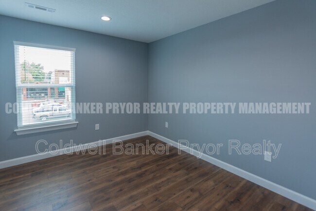 Building Photo - 360 Main St