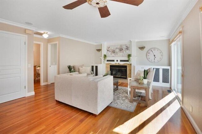 Building Photo - Fully remodeled home, Pet friendly with A/...