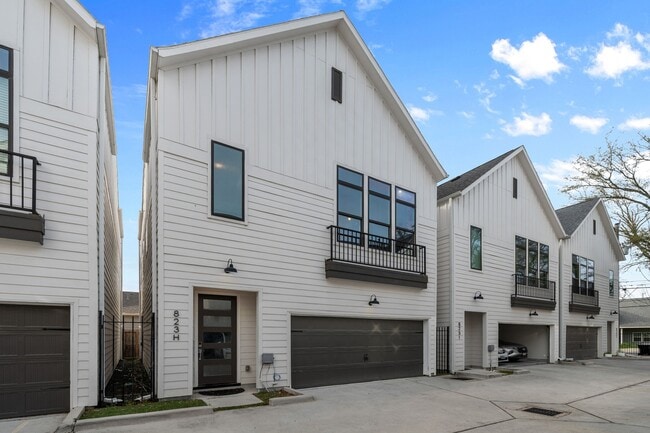 Building Photo - 823 Mansfield St