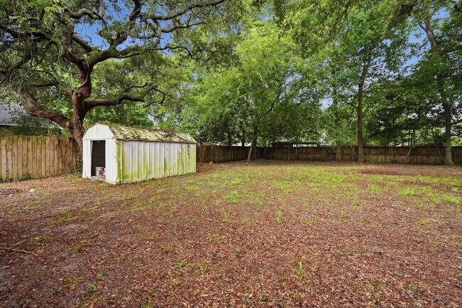 Building Photo - Prime Niceville Location!