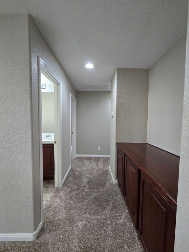 Building Photo - 4 BED, 2 1/2 BATH, 2 STORY HOME!!