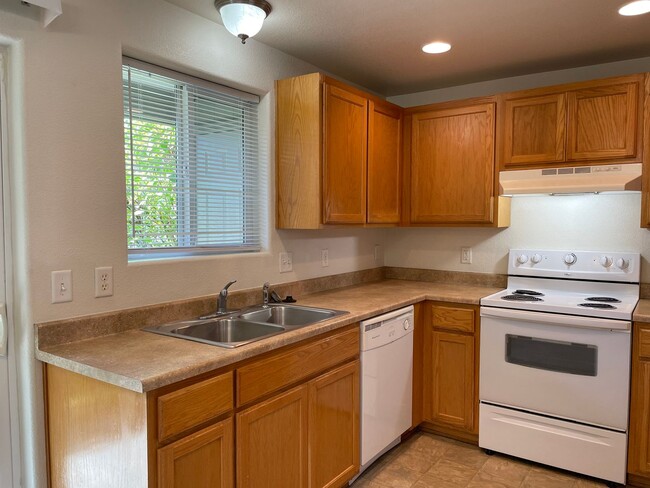 Building Photo - Very Nice 2 bedroom 1.5 Bath Townhome