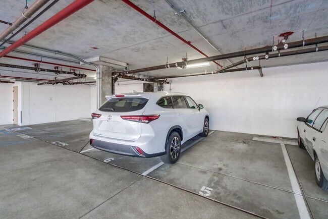 Building Photo - Steps From The Beach w/ All Utilities Included Available Jan - May 2025