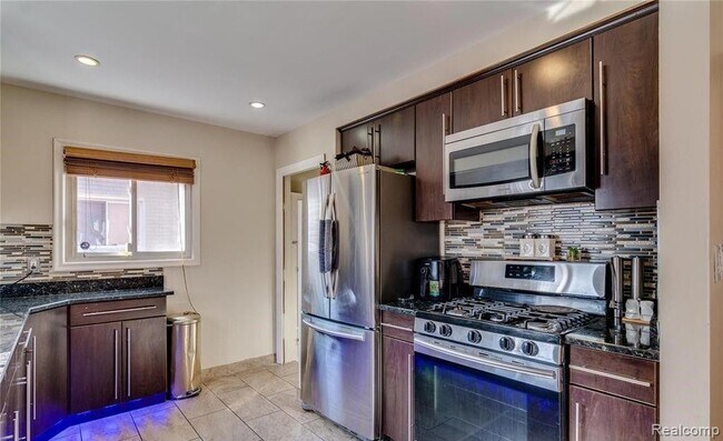 Building Photo - 528 Cardwell St