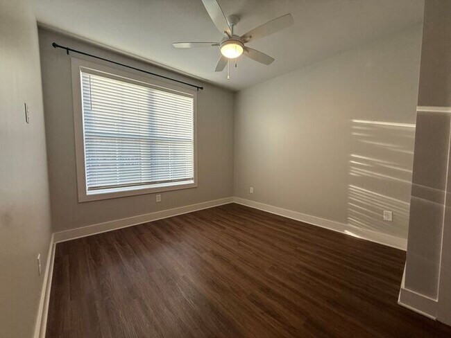 Building Photo - Modern 2 Bedroom Condo in the Heart of Melrose