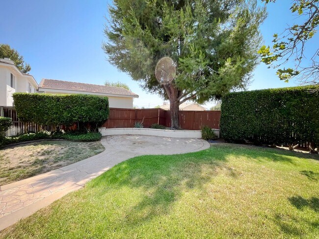 Building Photo - MUST SEE! Beautiful 3 bedroom + Loft + Office Space (or convert to 4th bedroom) + Large Backyard ...
