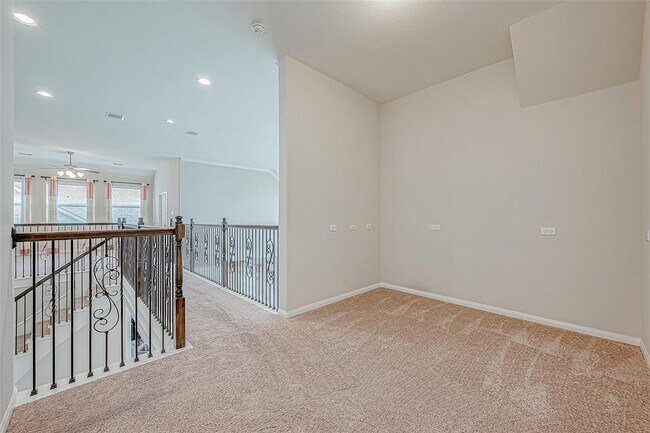 Building Photo - 25719 Oakwood Knoll Dr