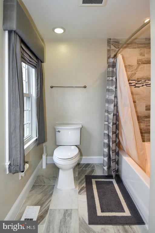 Building Photo - 515 Tobacco Quay