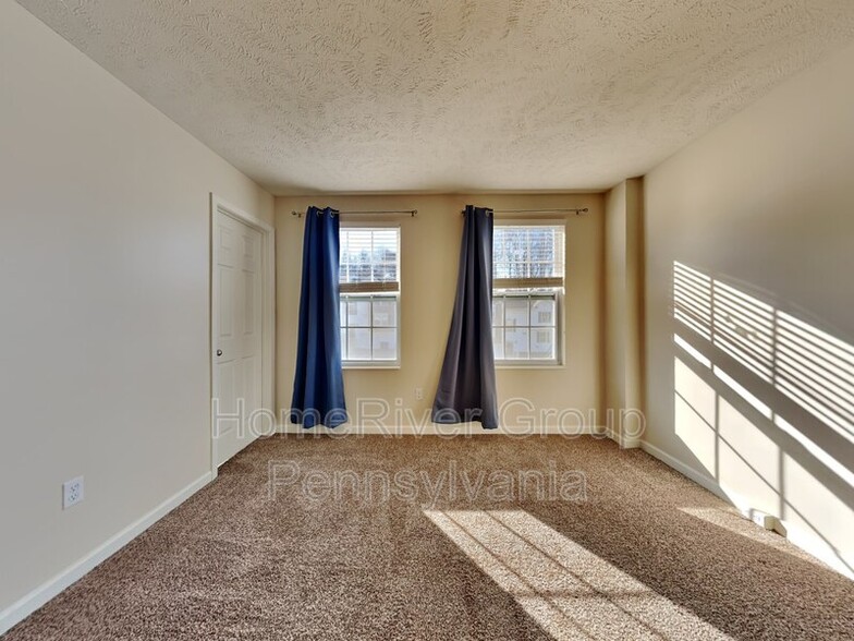 Building Photo - 1505 Canterbury Dr