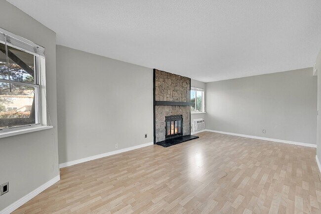 Building Photo - $1,650.00 - 2 Bedrooms, 1.5 Bathrooms Condo in Aurora with Cozy Fireplace!