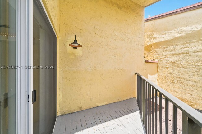 Building Photo - 9674 Fontainebleau Blvd