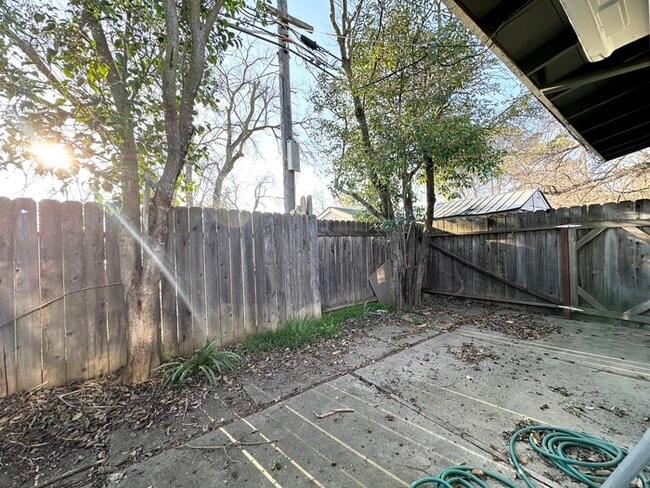 Building Photo - Charming cottage style unit located in Sacramento!