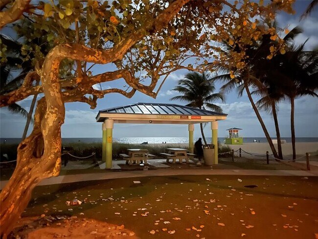 Building Photo - 400 N Riverside Dr