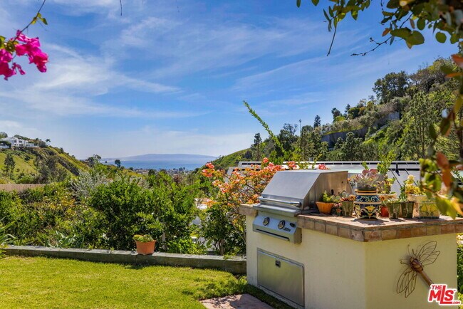 Building Photo - 1336 Bienveneda Ave