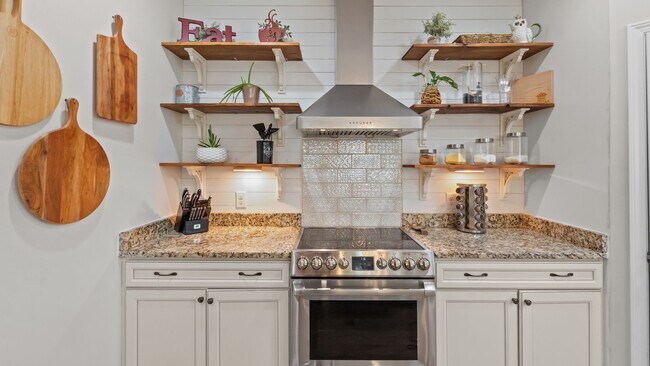 Building Photo - Beautifully Upgraded Home with Outdoor Fire Pit and Fenced Backyard in Buckhead East