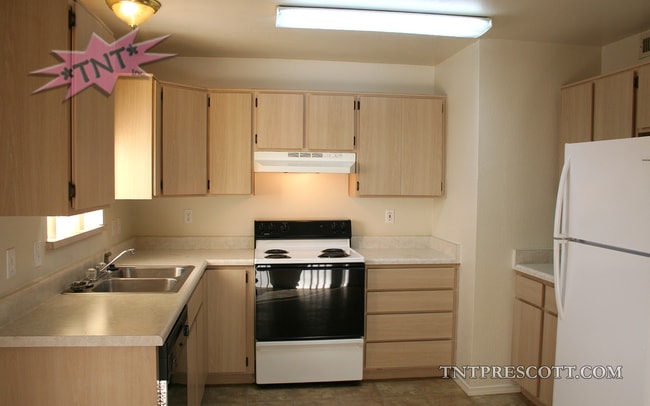 Building Photo - 4601 N Carla Vista Dr