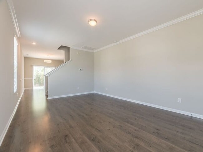 Building Photo - Beautiful 3BD/2.5BTH End Unit Townhome in ...