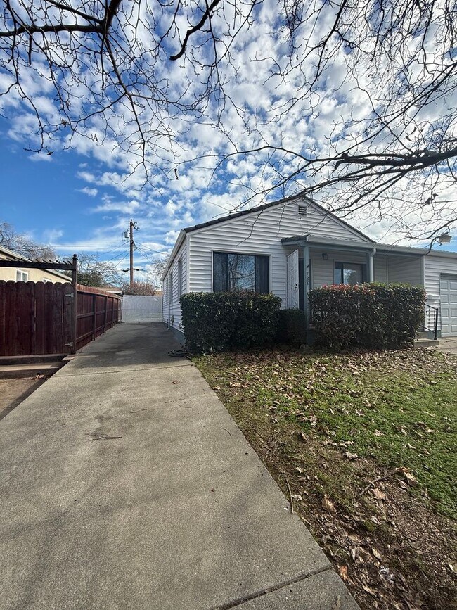 Building Photo - Easy Freeway access