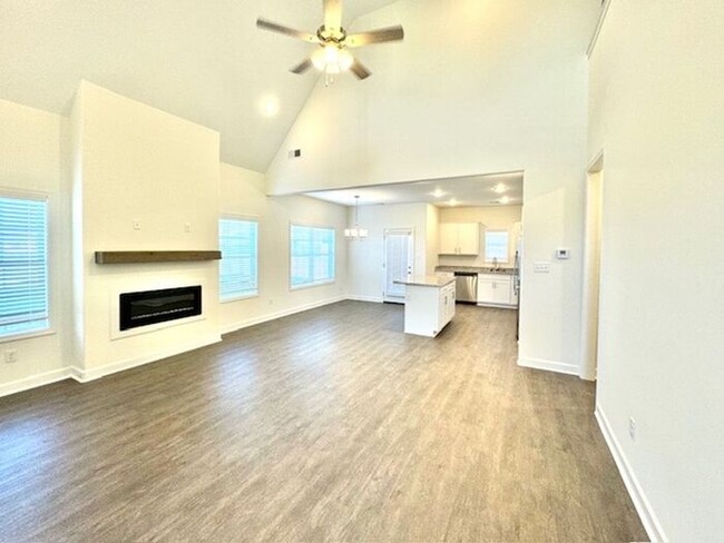 Building Photo - Move - In Special! Now Leasing a 4-Bedroom...