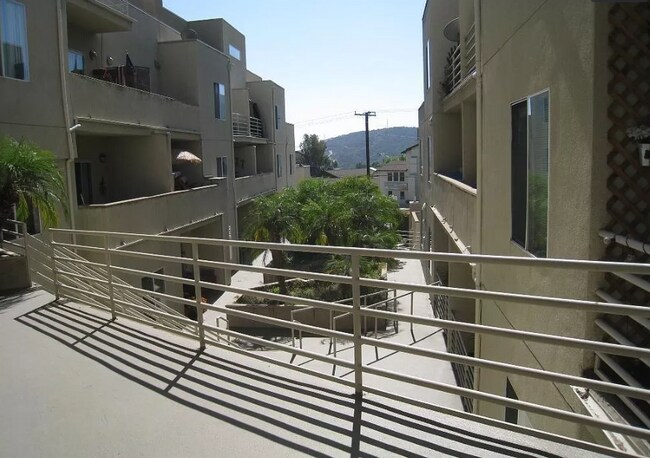 Building Photo - 2900 Fairway Ave