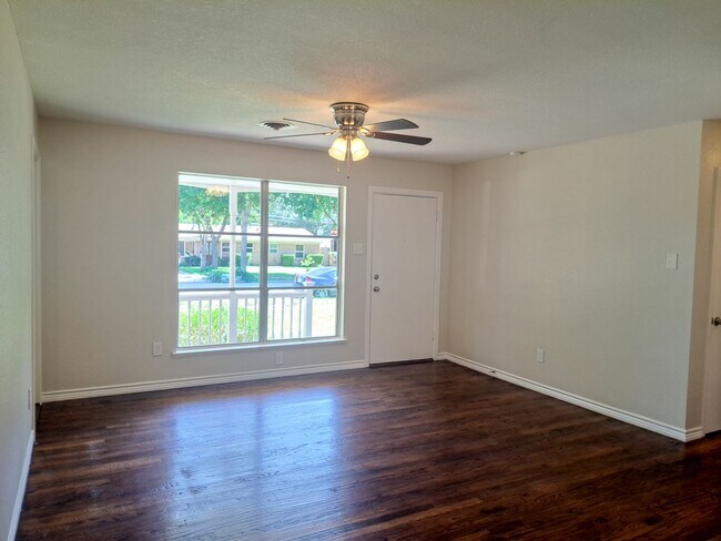 Building Photo - Renovated 4 bedroom 2.5 bath