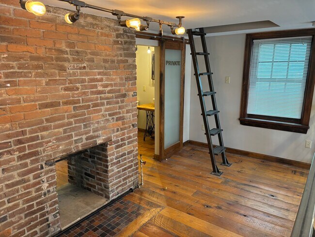 Building Photo - BEAUTIFUL, BRIGHT AND OPEN 1 BED, 1 BATH  HOUSE IN HEART OF NORTHSIDE- AVAIL NOW!