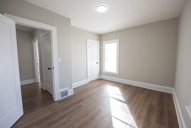 Building Photo - 2112 Lincoln Ave