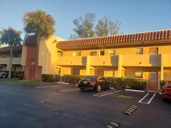 Building Photo - 829 Camino Rd