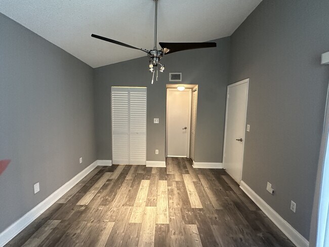Building Photo - 2871 N Oakland Forest Dr
