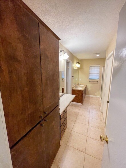 Building Photo - 1714 Crescent Dr