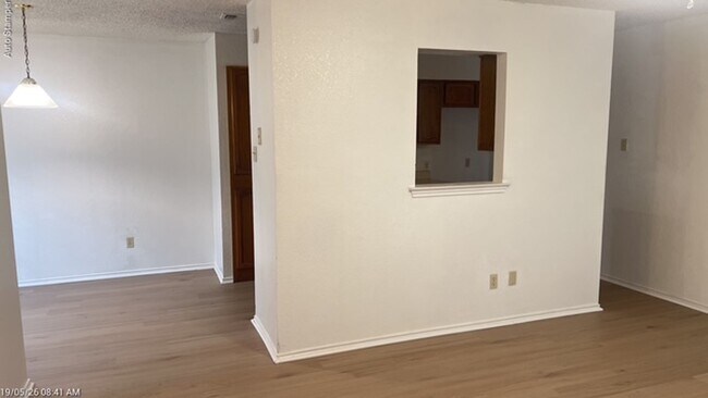 Building Photo - 6804 S Creek Dr