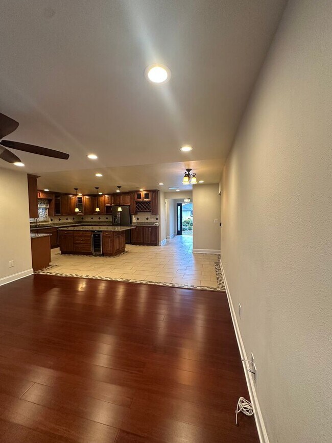 Building Photo - Gorgeous, 3 bedroom, 2.5 bath home, ready for move in