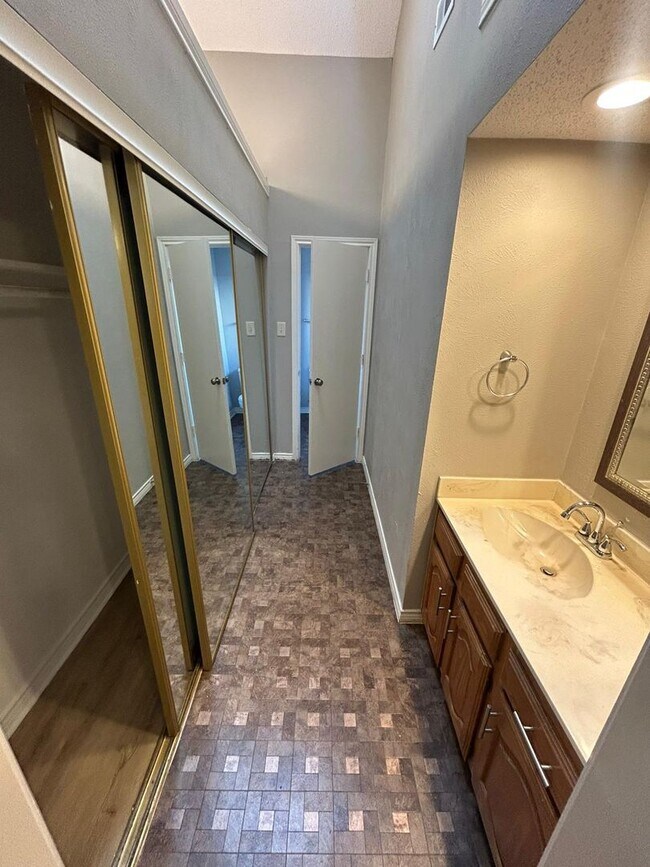 Building Photo - 972 333 1659