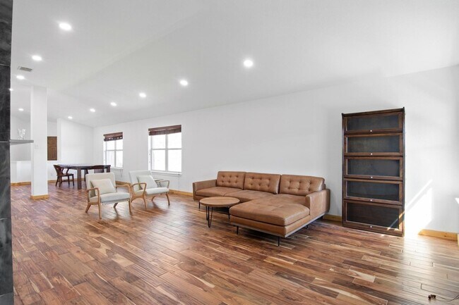 Building Photo - 702 Bent Wood Pl