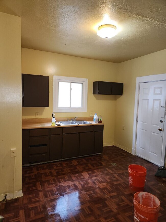 Building Photo - 11 Renwood St