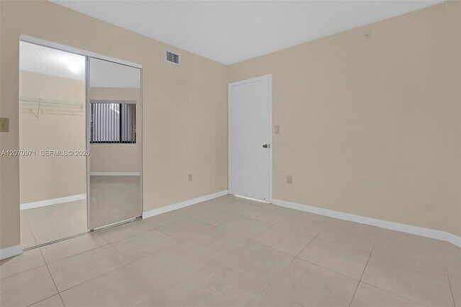 Building Photo - 15545 N Miami Lakeway