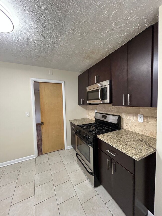 Building Photo - Brick Ranch for Rent in Highland  HTS close to the freeway